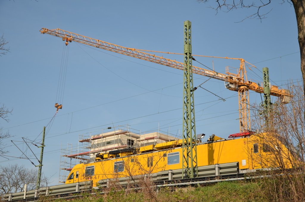 Einsatz BF Koeln Kran beruehrt Oberleitung DB Koeln Gremberg Taunusstr P082.JPG